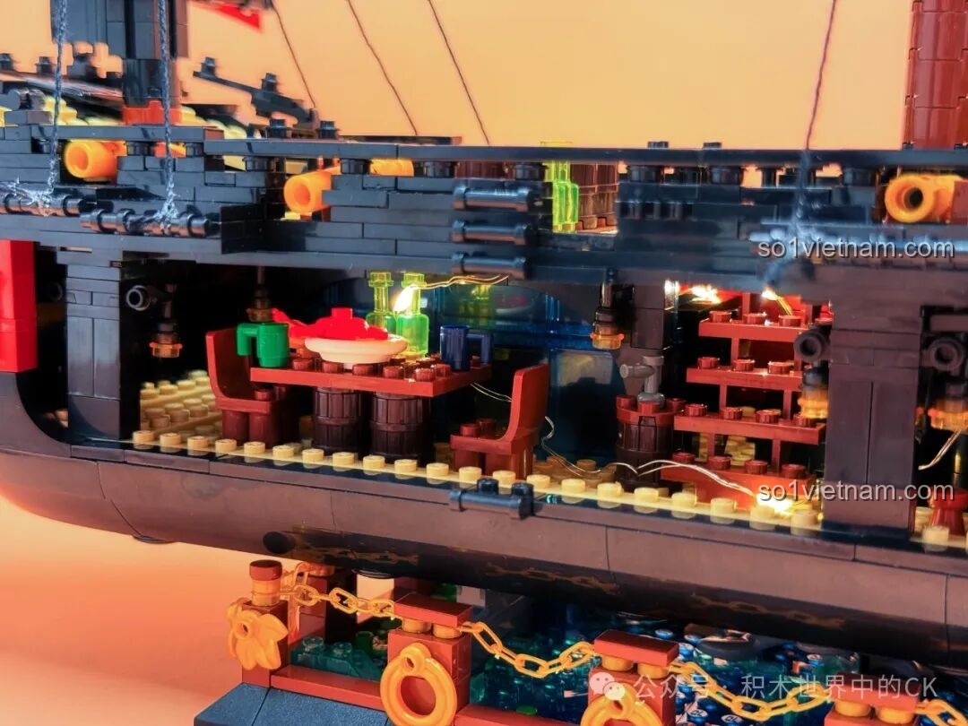 Nội thất Thuyền Cướp Biển Phantom Queen ZHEGAO 653001 khi bật đèn LED