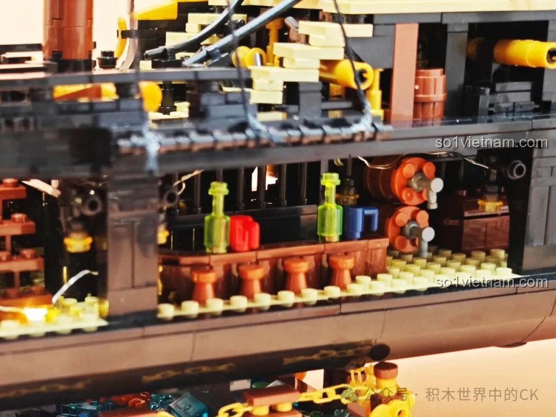 Nội thất Thuyền Cướp Biển Phantom Queen ZHEGAO 653001 khi bật đèn LED