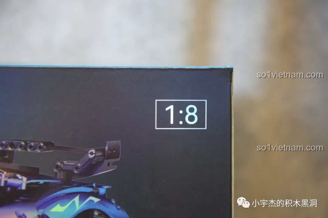 Tỉ lệ 1:8 được in rõ trên hộp bộ lắp ráp Mô hình Lamborghini Aventador SVJ, cho thấy kích thước khủng của mô hình.