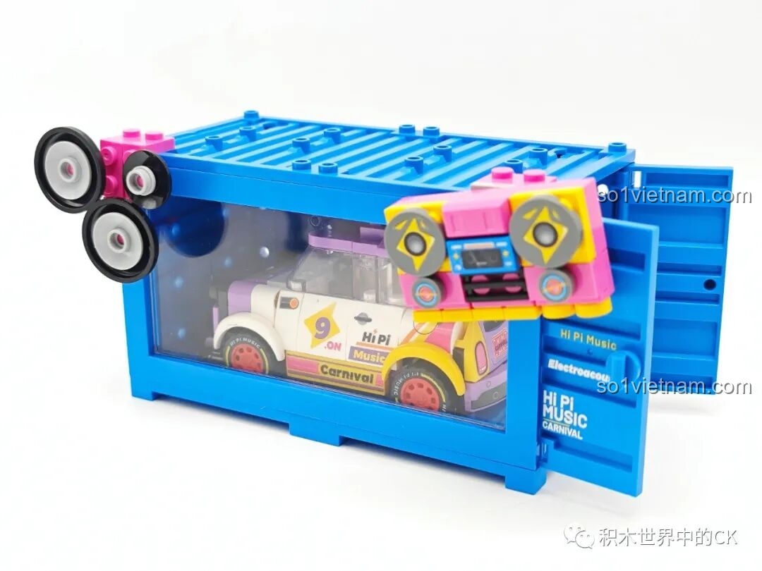 Container trong bộ Sembo 714508 Ban nhạc rock tí hon giá rẻ có cửa mở và không gian bên trong để chứa chiếc xe hơi.