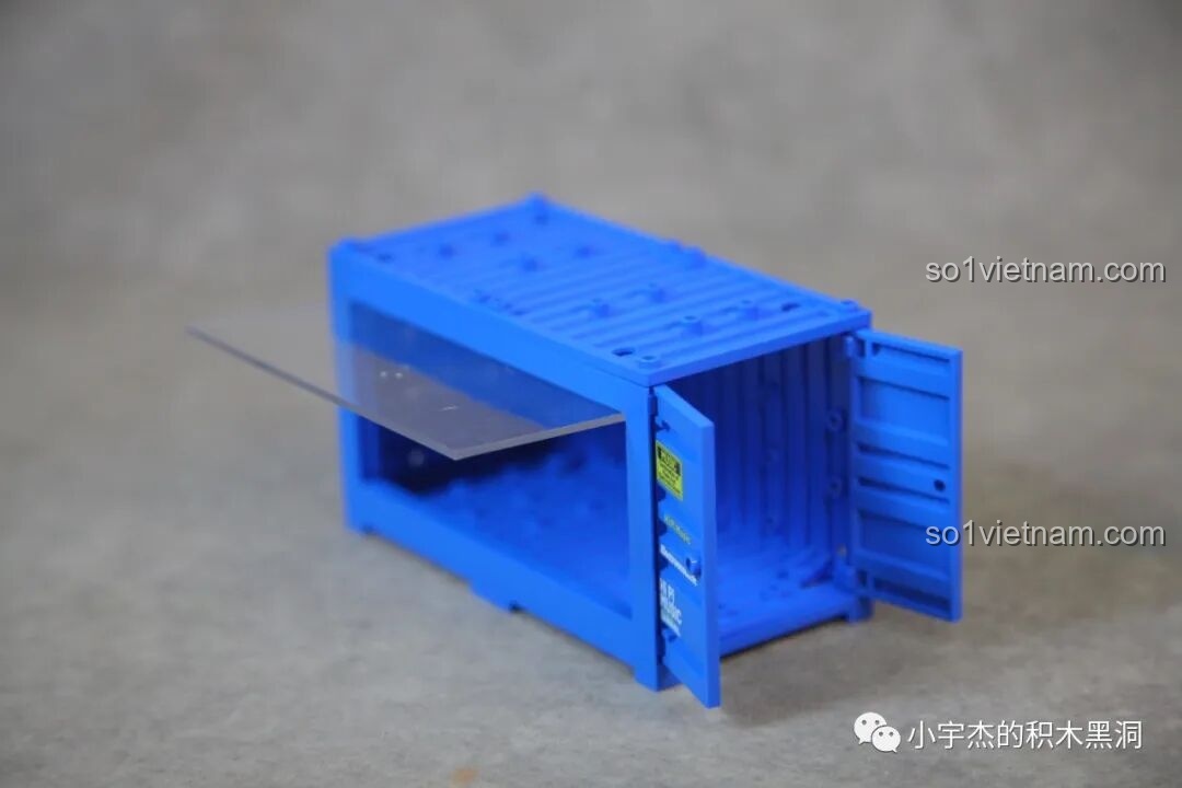 Cửa container Sembo 714508 được mở hoàn toàn, cho thấy không gian bên trong.