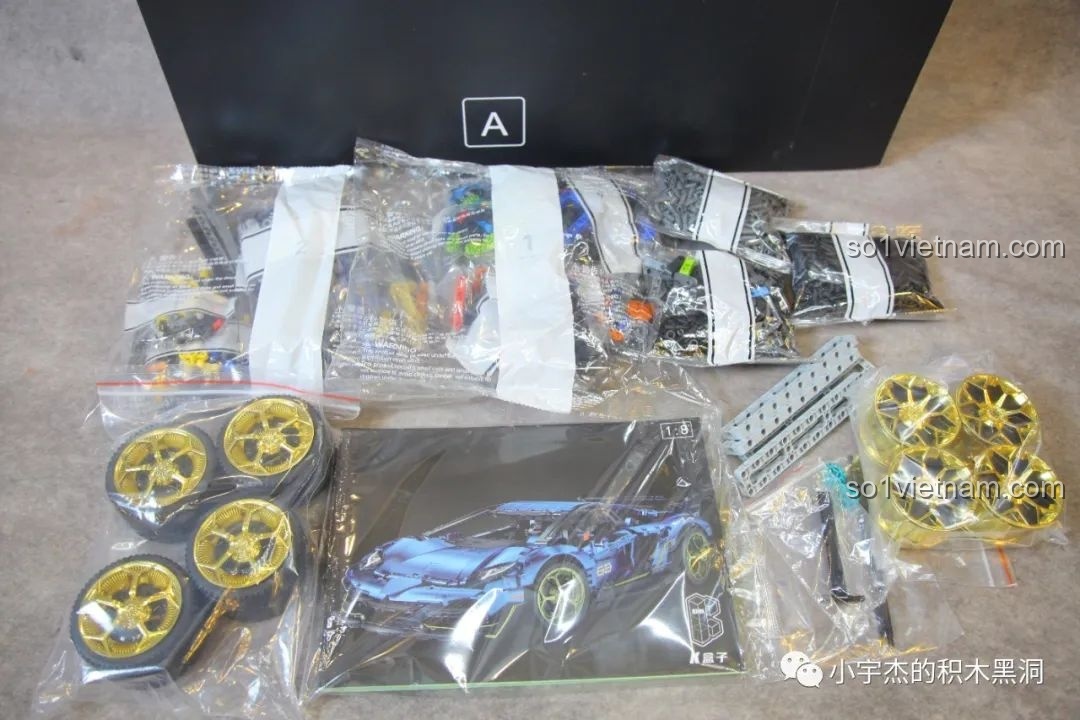 Toàn bộ chi tiết trong hộp A của bộ xếp hình Xe Lamborghini màu xanh K-box 10520, được sắp xếp gọn gàng.