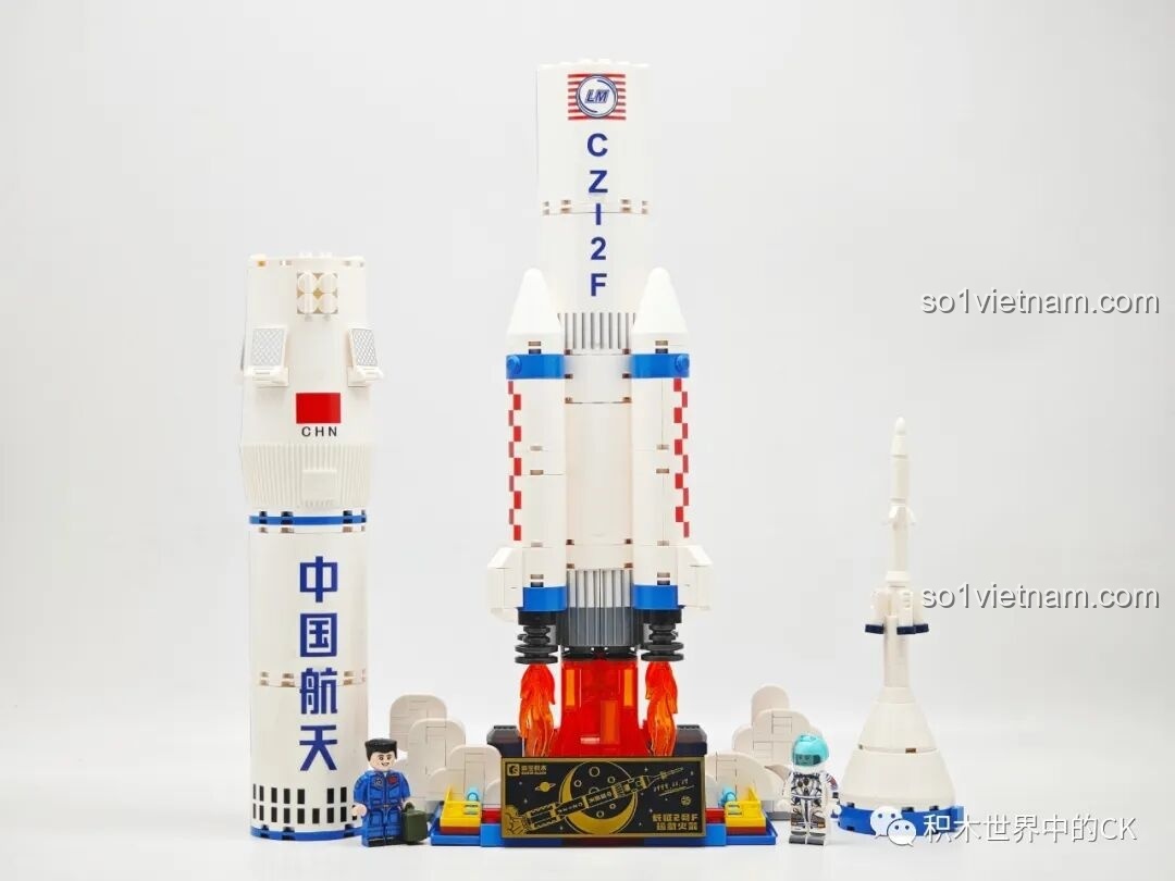 Toàn bộ sản phẩm trong bộ lắp ráp Sembo 203366 Tên lửa đẩy Trường Chinh 2F, bao gồm mô hình tên lửa, bệ phóng và 2 minifigures.