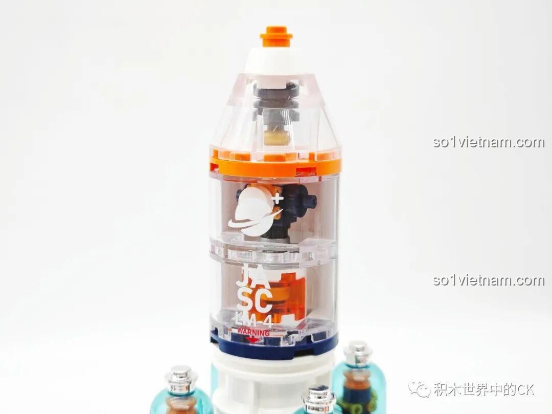 Toàn bộ 4 mô hình của bộ sưu tập JAKI Space Pop được trưng bày cùng nhau, tạo thành một sa bàn vũ trụ thu nhỏ.