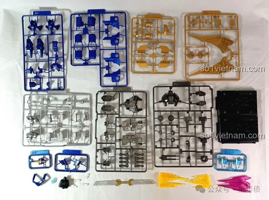 Toàn bộ các vỉ nhựa (runner) của bộ lắp ghép Sentinel Prime 71164, cho thấy số lượng chi tiết và màu sắc đa dạng.