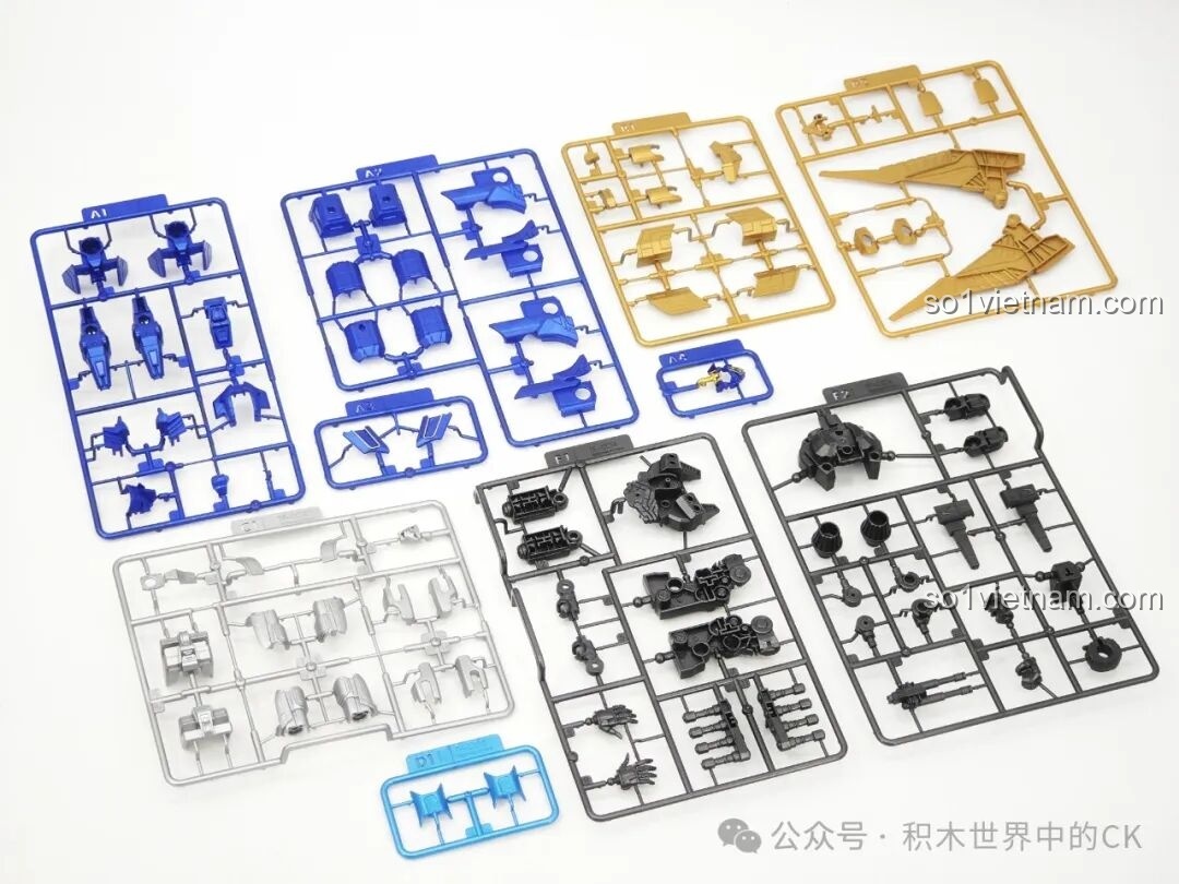 Toàn bộ các vỉ nhựa (runner) của mô hình Người máy Sentinel Prime 71164 sau khi mở túi, với nhiều màu sắc khác nhau.