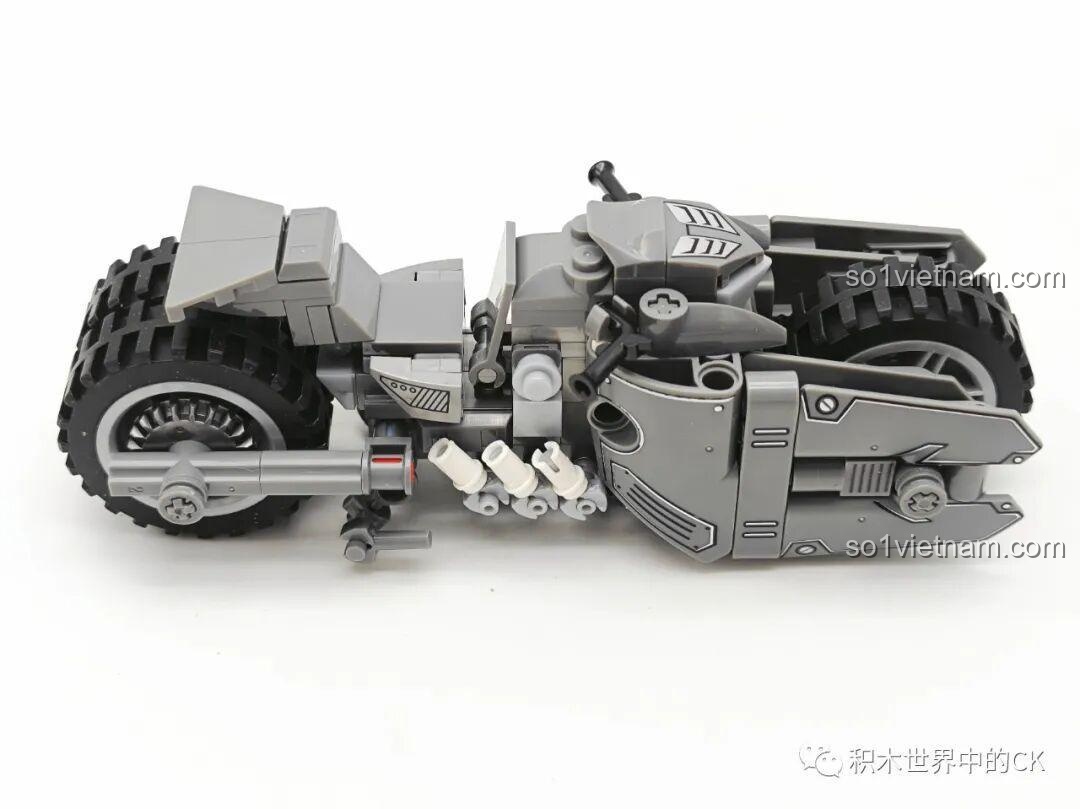 Toàn cảnh bên hông của mô hình JIESTAR 58051 Xe máy Người Dơi, thể hiện rõ các chi tiết máy móc và động cơ.