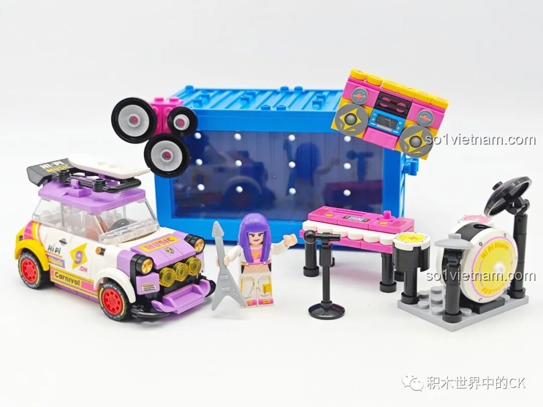 Toàn cảnh bộ lắp ráp Ban nhạc rock tí hon 4508 giá tốt sau khi hoàn thành, bao gồm xe, container, minifigure và sân khấu.