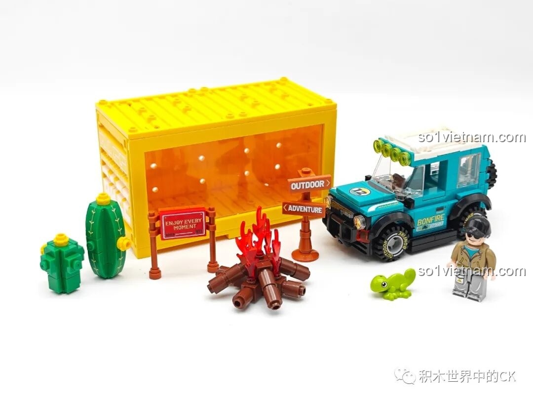 Toàn cảnh bộ lắp ráp Sembo 714509 Tiệc Lửa Trại sau khi hoàn thành, bao gồm xe địa hình, container, minifigure và phụ kiện.
