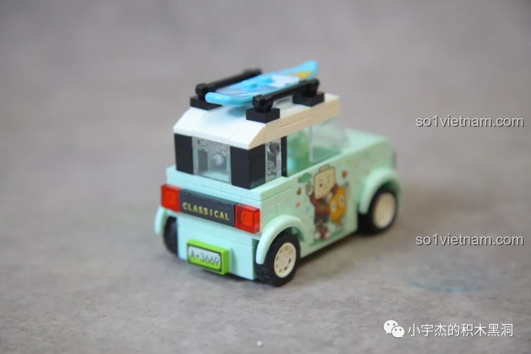 Toàn cảnh bộ lắp ráp Sembo 714510 Lễ Hội Bờ Biển sau khi hoàn thiện, bao gồm xe, container, minifigure và cảnh bãi biển.