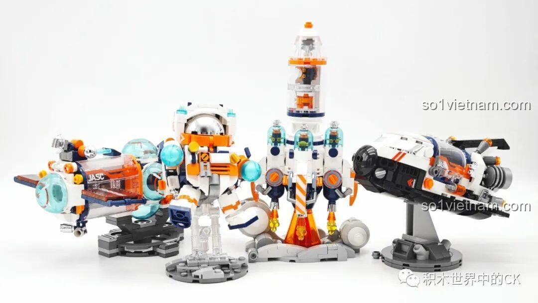 Toàn cảnh 4 mô hình đã lắp ráp hoàn chỉnh của bộ sưu tập JAKI Space Pop, bao gồm phi hành gia, trạm không gian, tàu con thoi và tên lửa.
