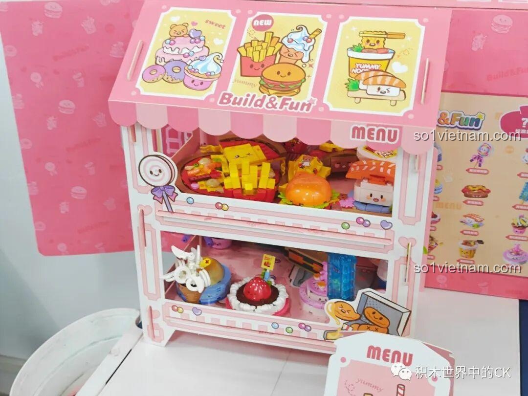 Toàn cảnh bộ sưu tập 21 món ăn mini QMAN 35018 được trưng bày đẹp mắt trên kệ, một món quà tuyệt vời cho bé gái.