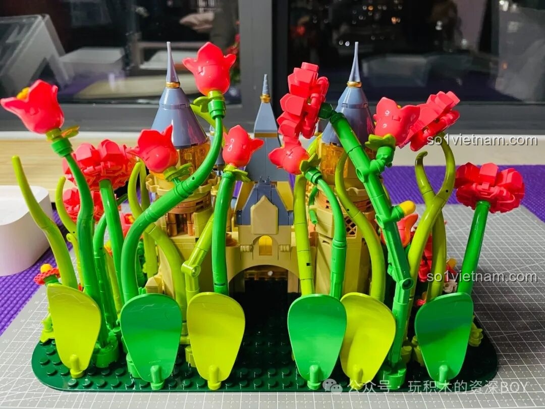 Toàn cảnh Lâu Đài Hoa Rừng Femibox S2238 từ góc nhìn rộng, bao gồm cả đế gỗ và khu vườn.