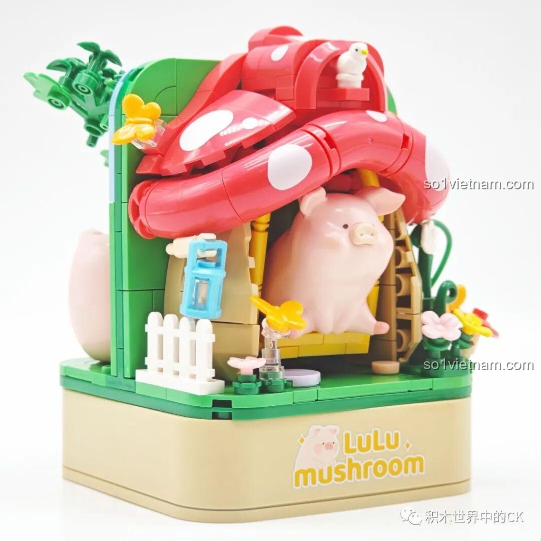 Toàn cảnh mặt trước của bộ lắp ghép Mô hình Lợn LuLu Sembo giá rẻ, với các chi tiết hoa lá, bươm bướm.