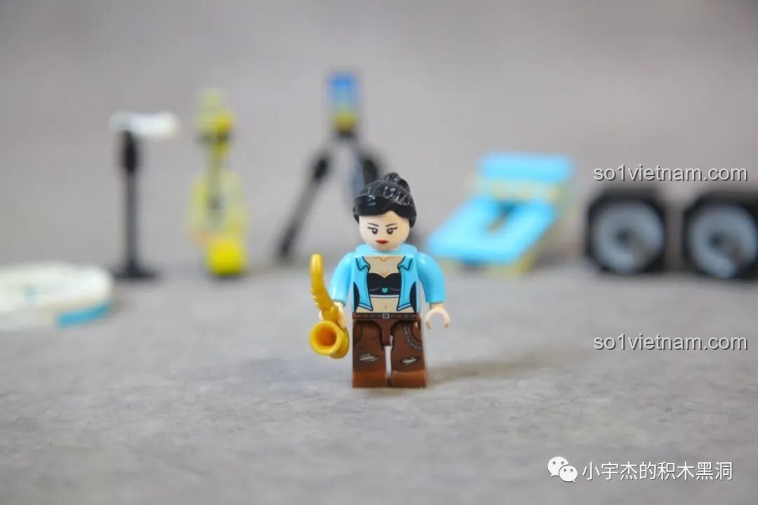 Toàn bộ phụ kiện và minifigure của bộ Sembo 714511 được sắp xếp cùng container màu trắng, tạo thành một sân khấu đường phố.