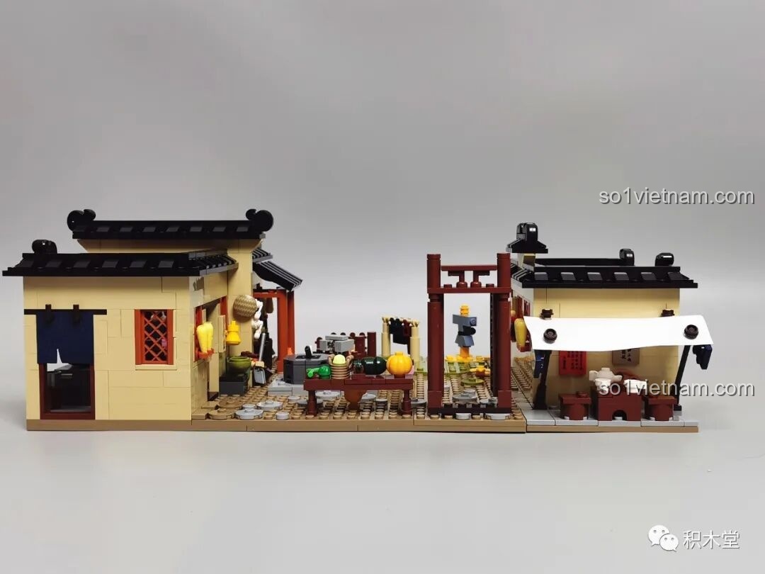 Toàn cảnh sân sau của Khách Điếm Đồng Phúc với các khu nhà và sân chung ở giữa.