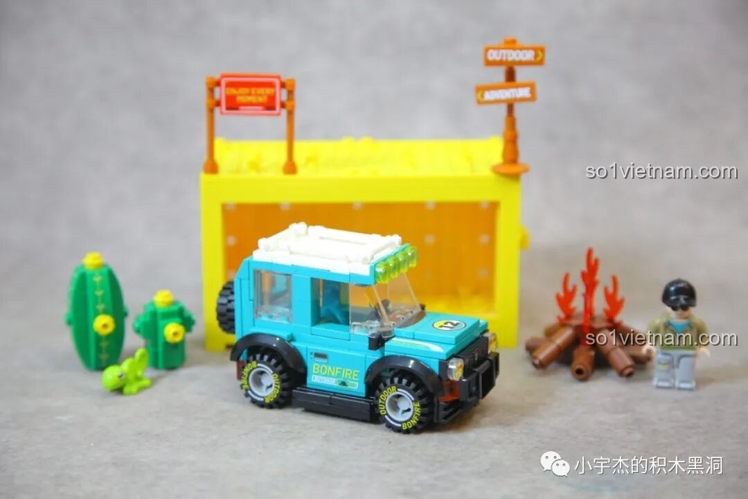 Toàn cảnh bộ đồ chơi Sembo 714509 đã lắp ráp hoàn chỉnh, sẵn sàng cho một buổi cắm trại.