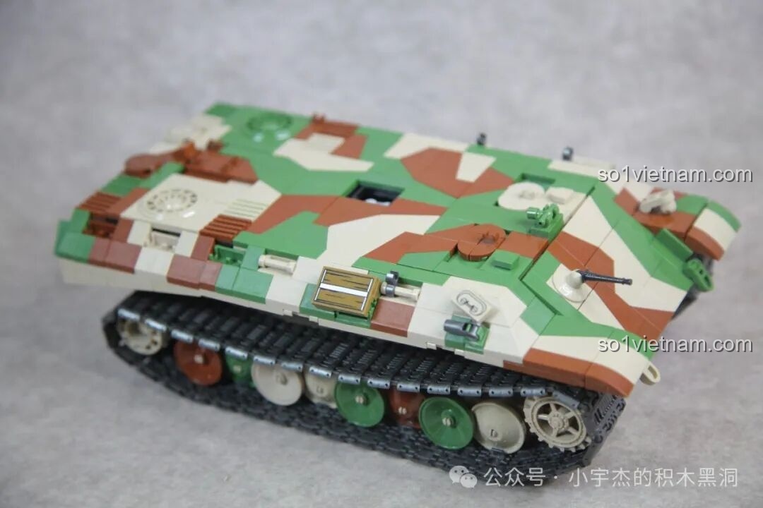 Toàn cảnh phần thân xe của bộ lắp ráp Cỗ xe tăng huyền thoại Panther 100252 sau khi hoàn thiện.