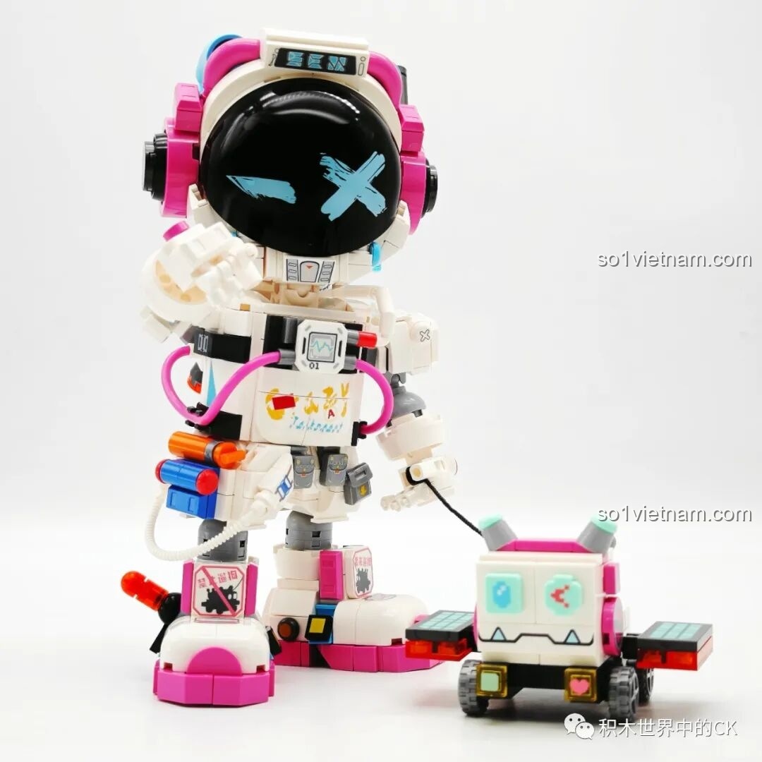 Hình ảnh tổng thể cuối cùng của bộ lắp ráp Sembo 203401, mô hình phi hành gia tạo dáng ngầu bên cạnh chó robot Bobo.
