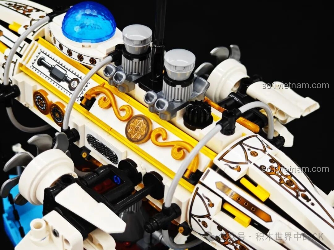 Nhìn tổng thể phần khinh khí cầu của ZHEGAO 958015, một sự kết hợp hoàn hảo giữa màu trắng, vàng và các chi tiết cơ khí.