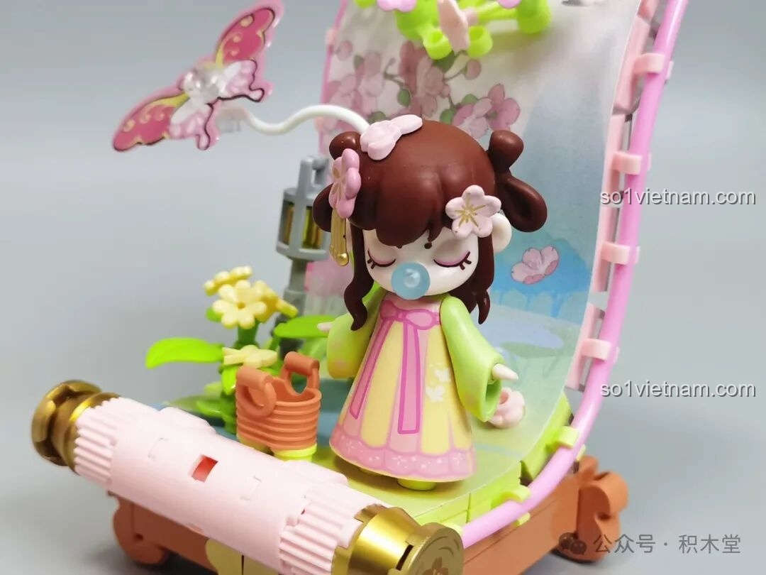 Góc nhìn tổng thể đầy nghệ thuật của mô hình TOP TOY Nanci Cuộn Tranh mùa Xuân hoàn thiện.