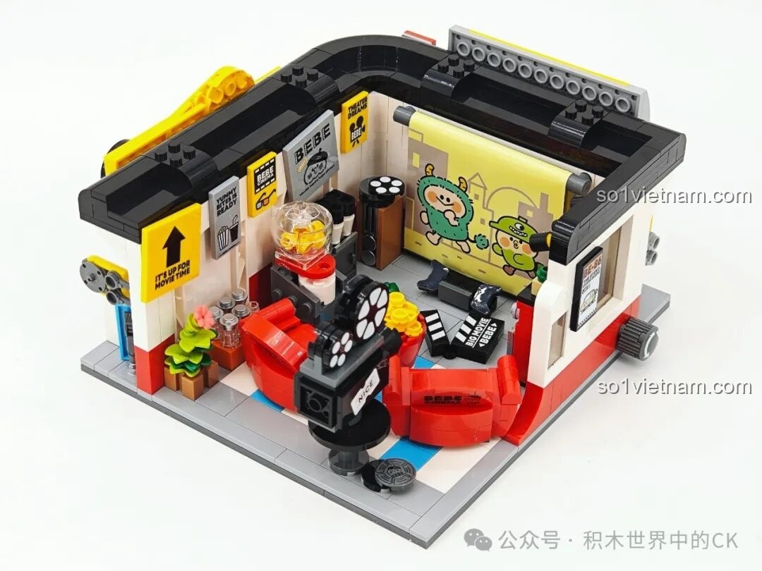 Nhân vật BEBE ngồi trên chiếc xe đẩy nhỏ trong bộ Rạp chiếu phim TOP TOY BEBE City Corner TC2051