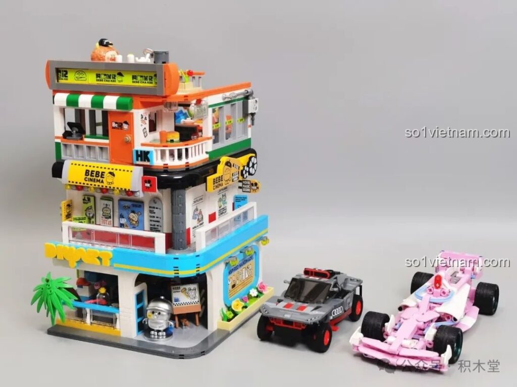 Mô hình hoàn chỉnh của bộ lắp ráp TOP TOY BEBE City Corner với các tòa nhà Tiệm làm đồ thủ công, Rạp chiếu phim và Trà quán.