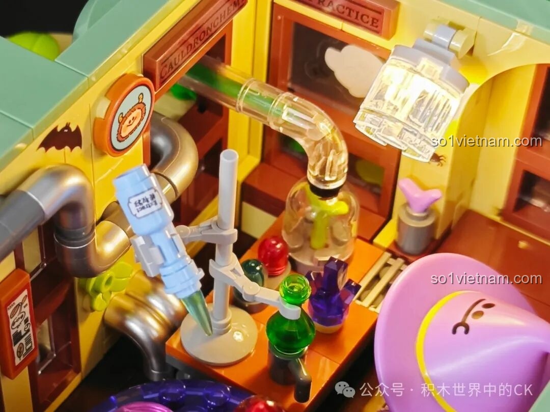 Chi tiết ống dẫn ma dược và các bình thí nghiệm trên ban công của Học viện Phép thuật BEBE Vẹt Con.