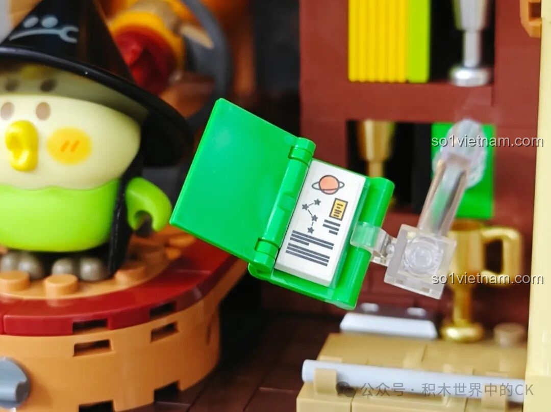 Chi tiết biển hiệu Magical Medicine của Học viện Phép thuật BEBE Vẹt Con, với biểu tượng bình thuốc và dơi.