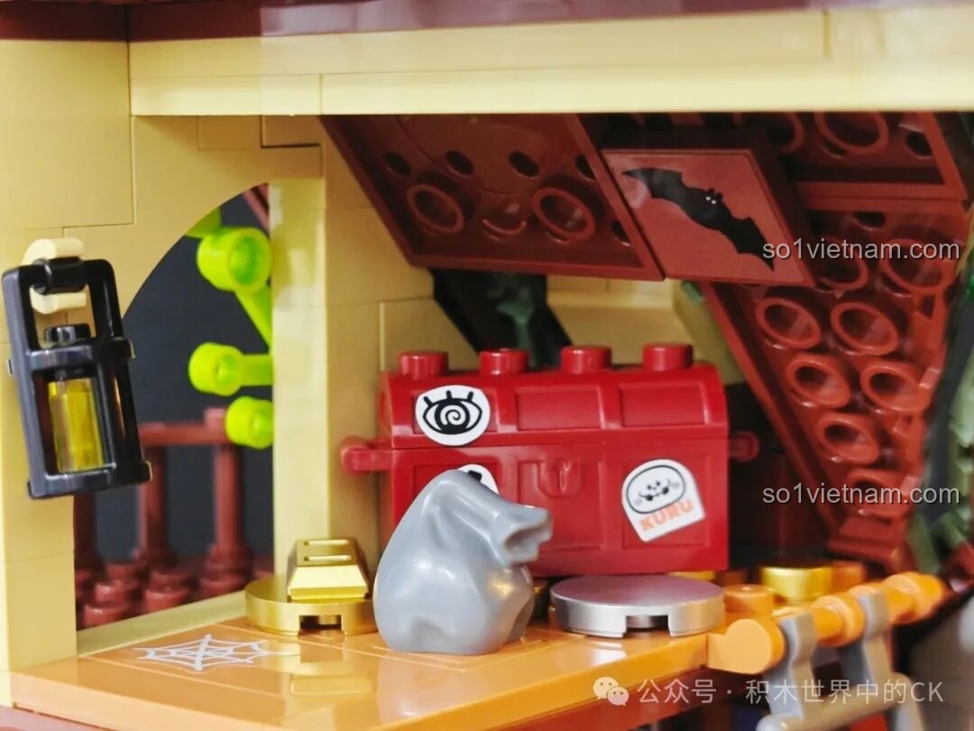 Chi tiết biển hiệu Creative Space của Học viện Phép thuật BEBE Vẹt Con, với thiết kế cổ điển và thu hút.