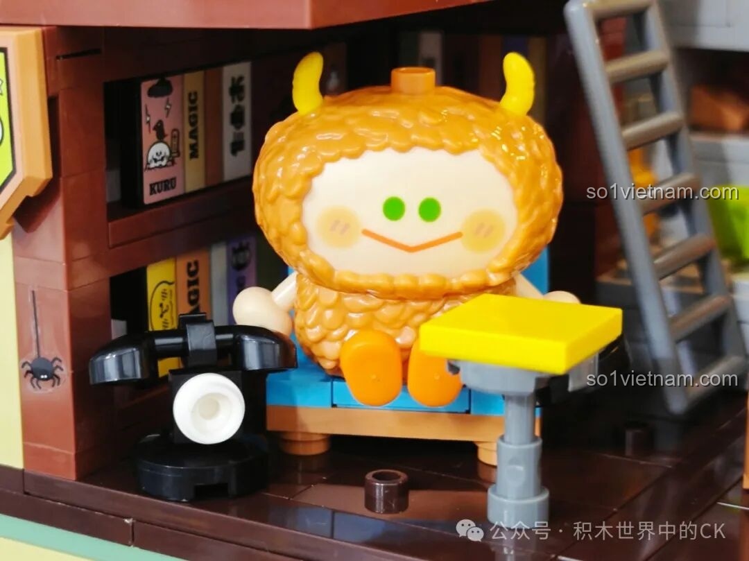 Chi tiết khóa học phép thuật trên tường của Học viện Phép thuật BEBE Vẹt Con, với biểu tượng bí ẩn.