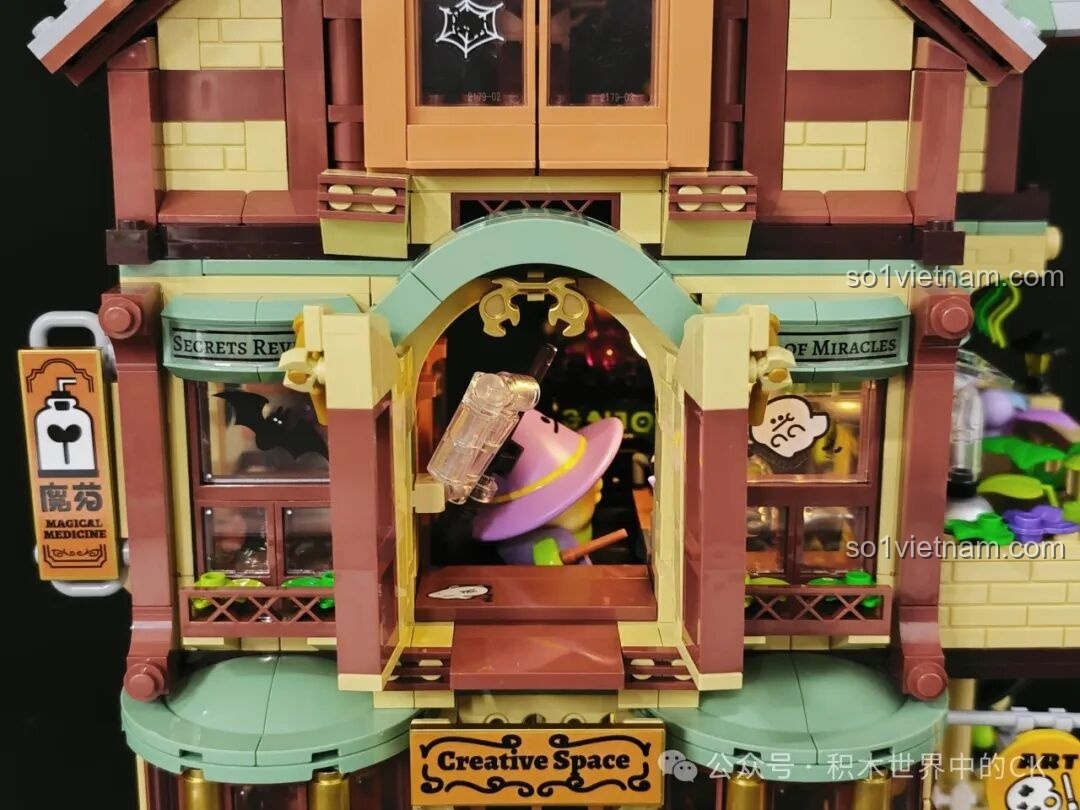 Chi tiết nội thất Lớp Ma dược của bộ Học viện Phép thuật BEBE Vẹt Con, với các dụng cụ pha chế và đèn chiếu sáng.