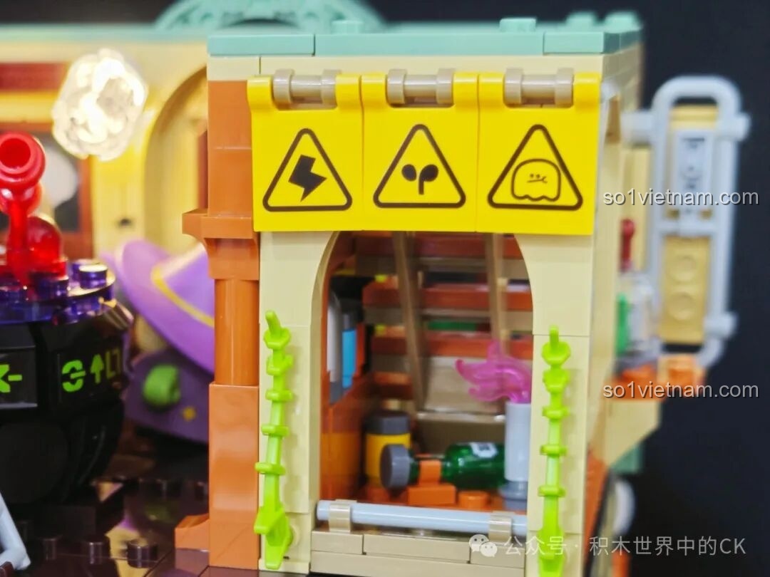 Chi tiết mái nhà của Thư viện Kỳ ảo trong Học viện Phép thuật BEBE Vẹt Con, với đồng hồ School Library và mạng nhện.