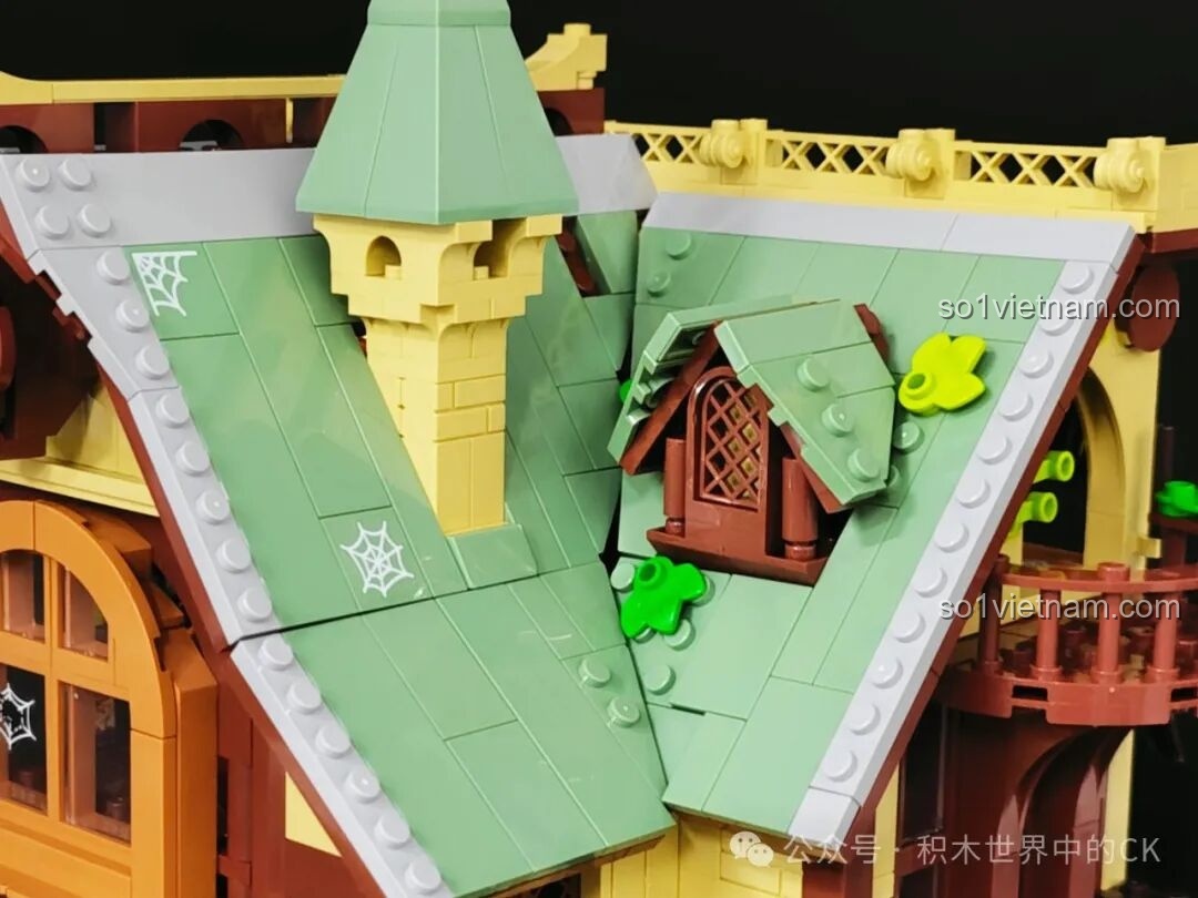 Chi tiết nội thất Lớp Nghệ thuật của bộ Học viện Phép thuật BEBE Vẹt Con, với đài cassette và các vật dụng trang trí.