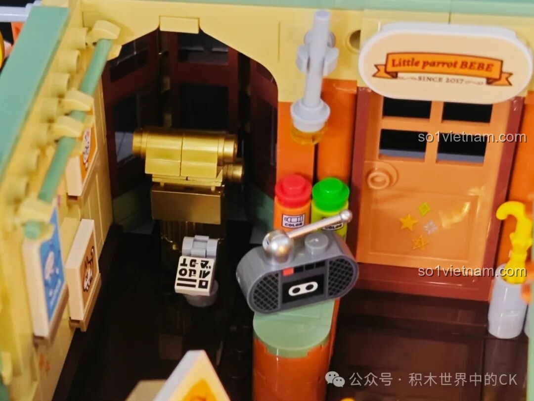 Chi tiết nội thất Thư viện Kỳ ảo của Học viện Phép thuật BEBE Vẹt Con, với rương kho báu và đèn lồng.