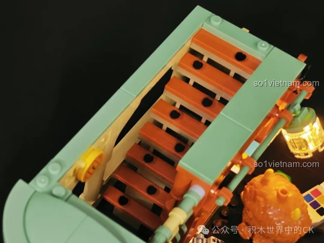 Chi tiết nội thất Thư viện Kỳ ảo của Học viện Phép thuật BEBE Vẹt Con, với cuốn sách phép thuật và cúp vàng.