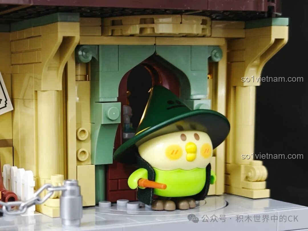 Chi tiết nội thất Thư viện Kỳ ảo của bộ Học viện Phép thuật BEBE Vẹt Con, với Vẹt con BEBE đang đọc sách phép thuật.