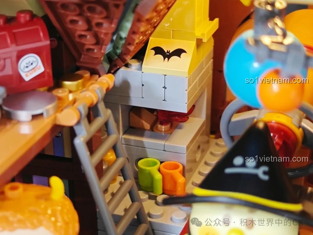 Chi tiết xe đẩy nhỏ với các vật phẩm trang trí bên ngoài Học viện Phép thuật BEBE Vẹt Con, tạo điểm nhấn sinh động.