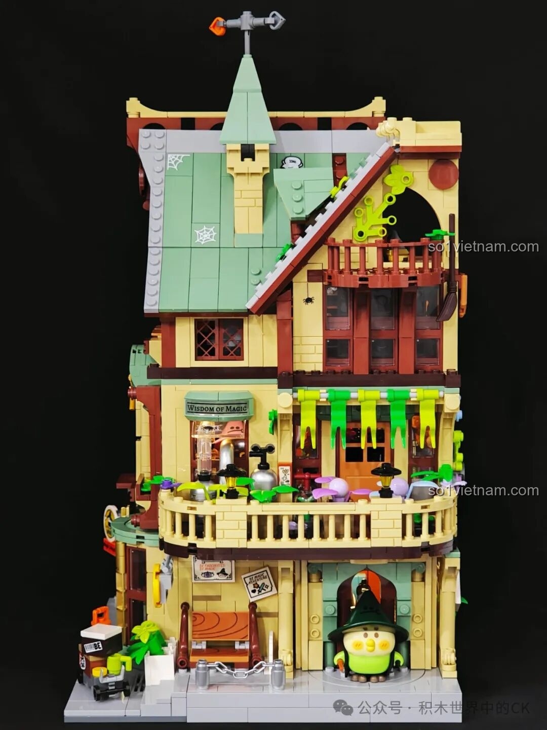 Nội thất bên trong Học viện Phép thuật BEBE Vẹt Con 3in1 hoàn chỉnh, nhìn từ góc khác, với ánh sáng nội thất.