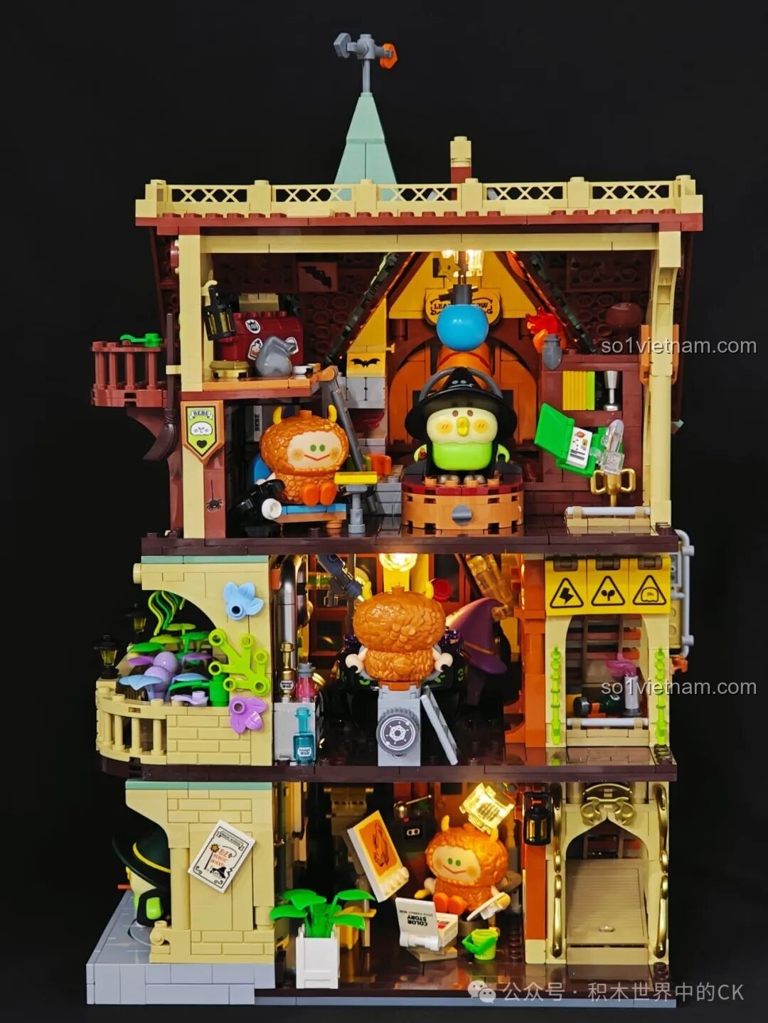 Nội thất bên trong Học viện Phép thuật BEBE Vẹt Con 3in1 hoàn chỉnh, nhìn từ phía sau, với cầu thang và các phòng.