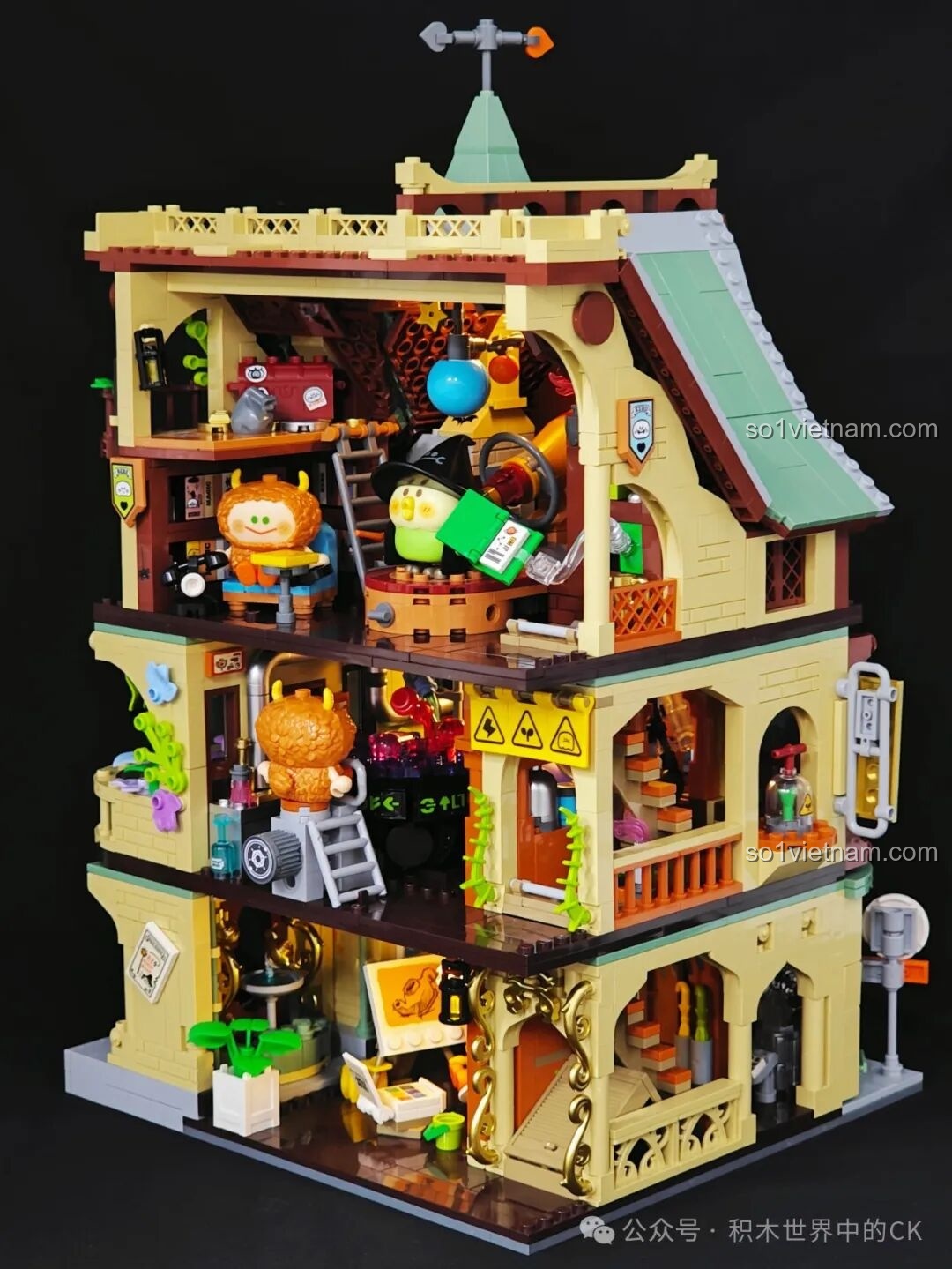 Nội thất bên trong Học viện Phép thuật BEBE Vẹt Con 3in1 hoàn chỉnh, nhìn từ góc nghiêng, với các chi tiết trang trí.