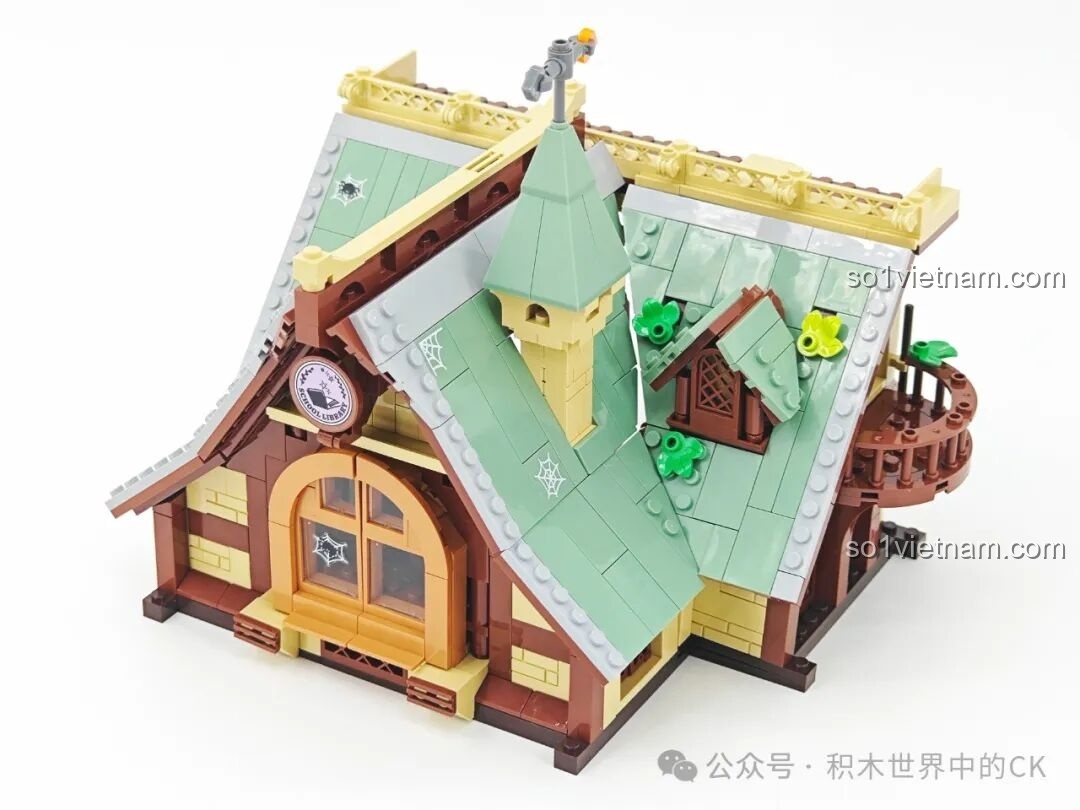 Mô hình Học viện Phép thuật BEBE Vẹt Con 3in1 hoàn chỉnh từ TOP TOY, nhìn từ phía trước với ánh sáng nội thất.