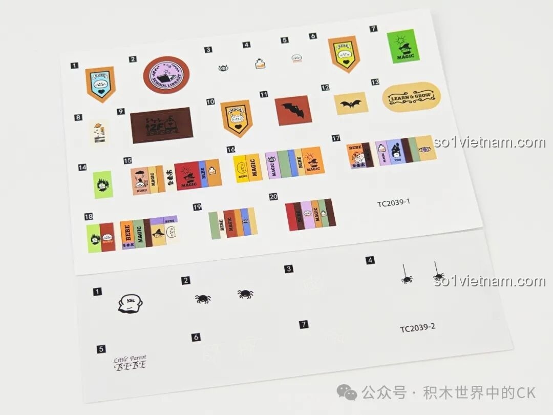 Bắt đầu lắp ráp module Thư viện Kỳ ảo của bộ Học viện Phép thuật BEBE Vẹt Con, với phần nền và các chi tiết cơ bản.