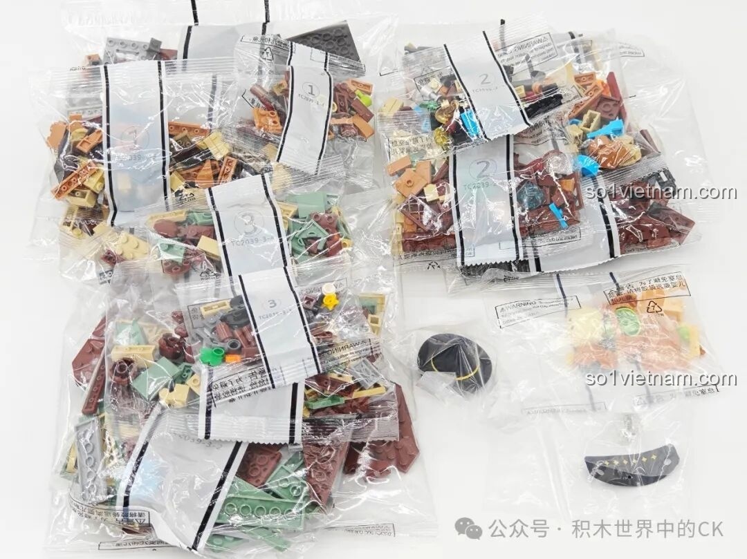 Quá trình lắp ráp module Thư viện Kỳ ảo của bộ Học viện Phép thuật BEBE Vẹt Con, mái nhà và các chi tiết nội thất đang dần hình thành.