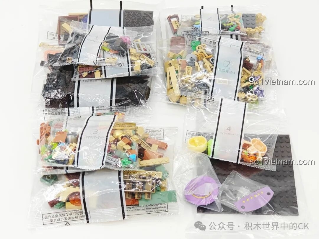 Các túi mảnh ghép được phân loại cho bộ lắp ghép Học viện Phép thuật BEBE Vẹt Con TC2038, sẵn sàng cho quá trình lắp ráp.