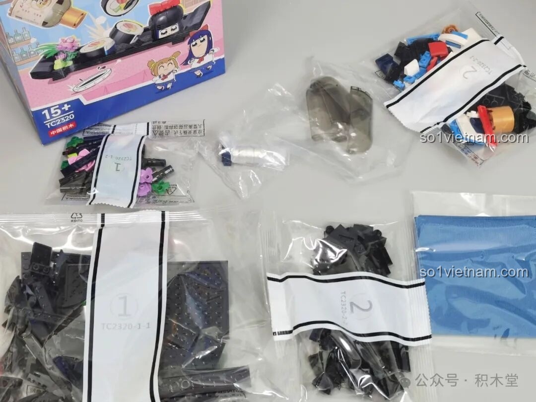 Mô hình món ăn Nhật Bản hoàn thiện từ TOP TOY, bao gồm sushi, nước tương và đũa.