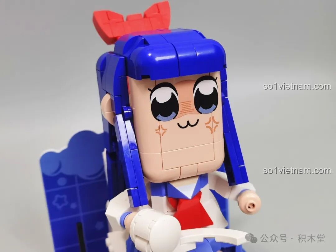 Cận cảnh rót nước tương vào sushi.