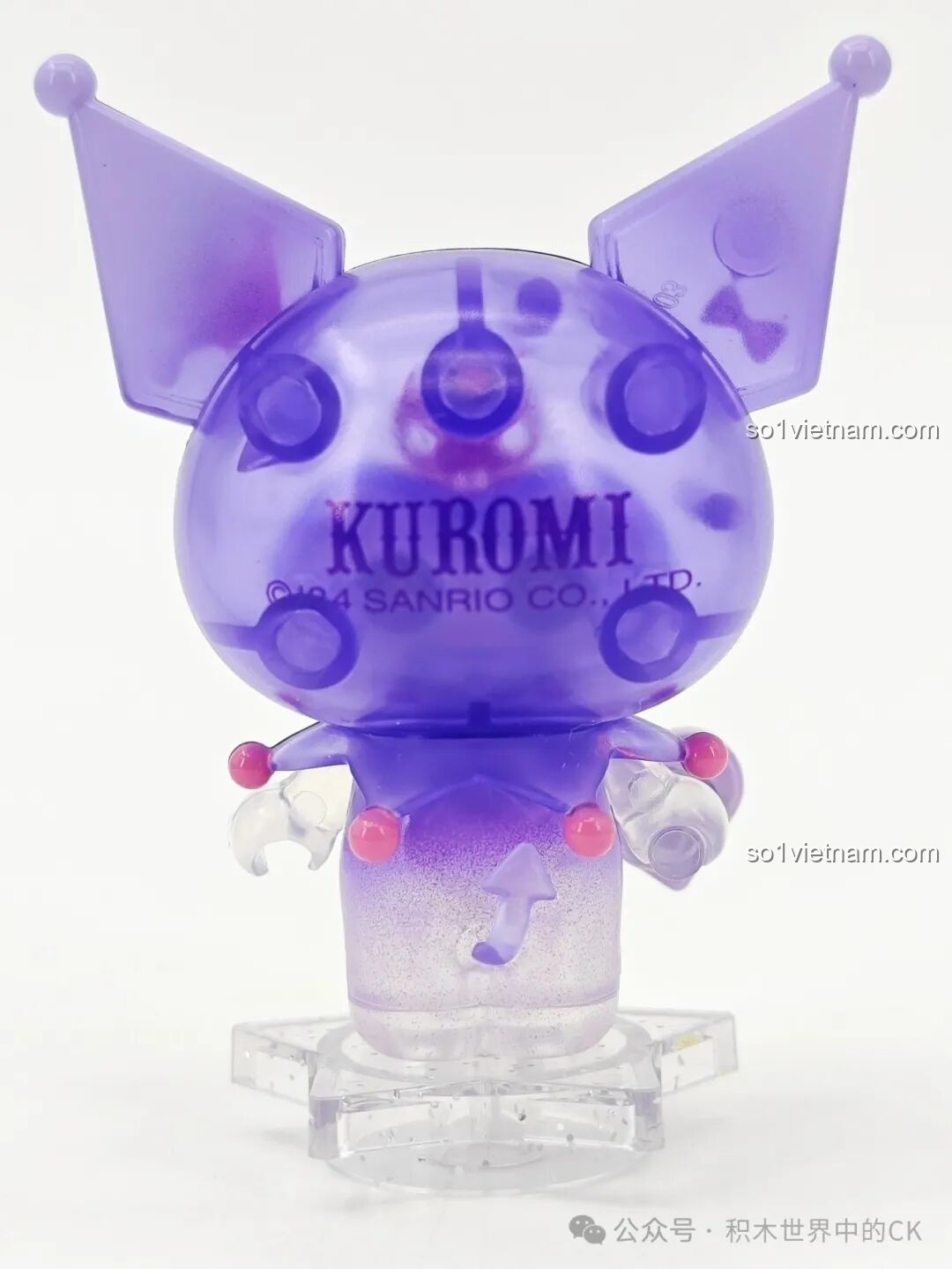 Các mô hình Kuromi nhỏ và mô hình tháp được trưng bày cùng nhau