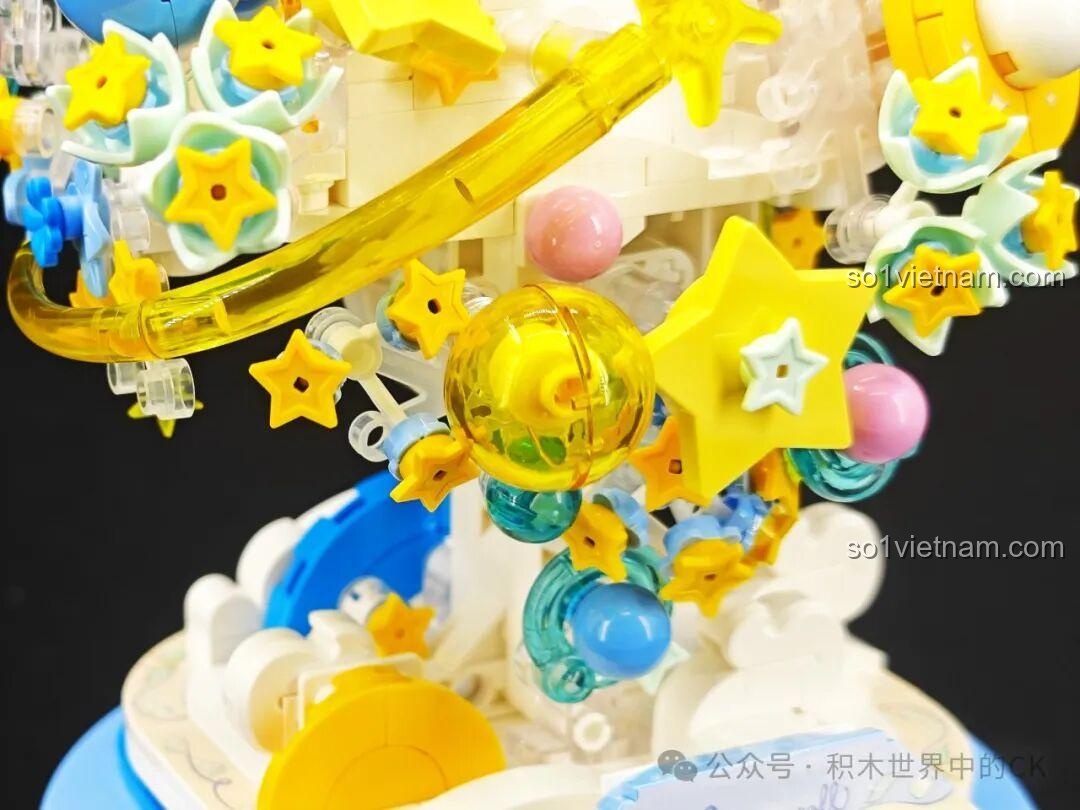 Chi tiết tên Cinnamoroll trên đế hộp nhạc bộ lắp ráp TOP TOY Sanrio Secret Garden