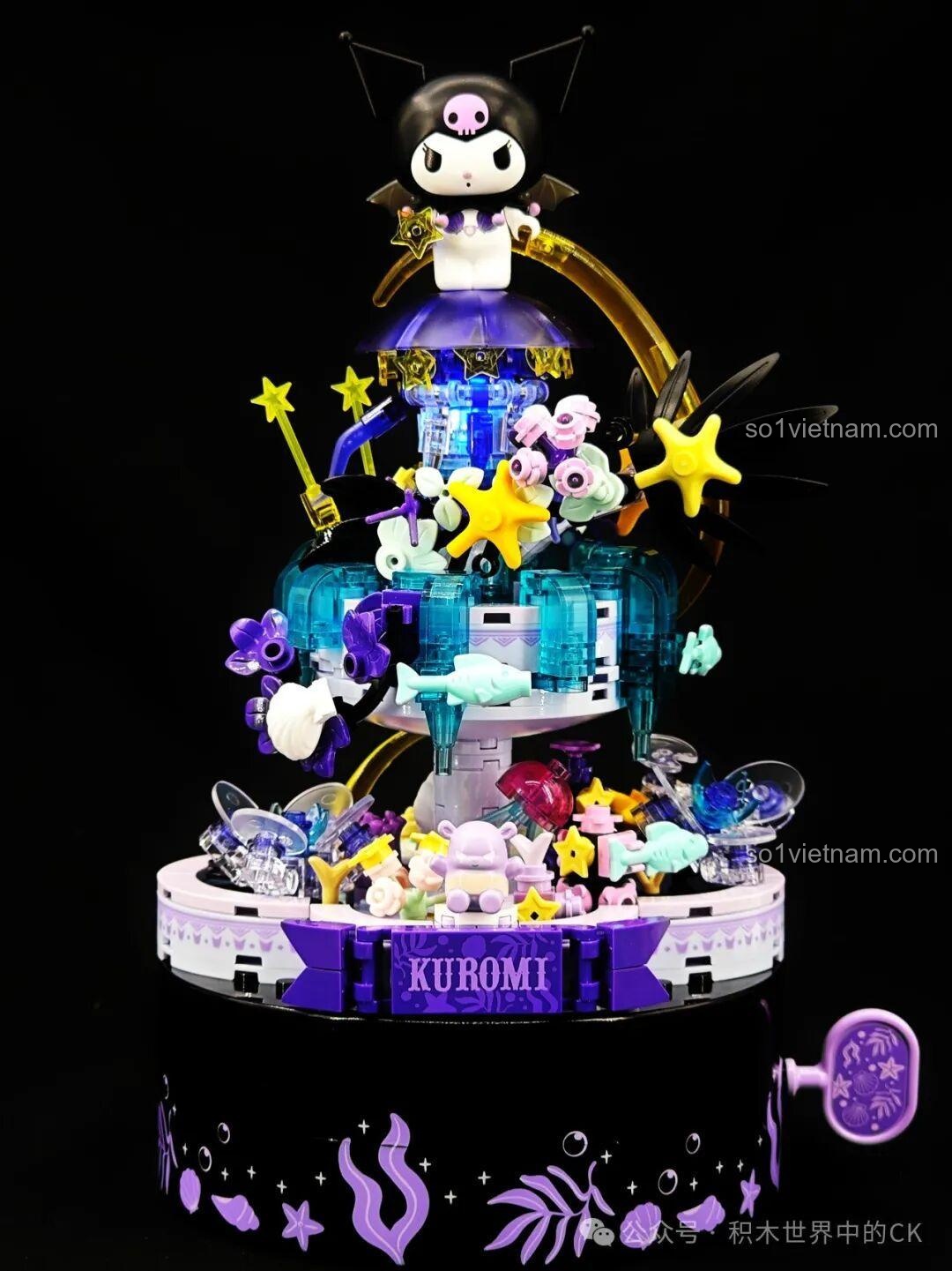 Các mảnh ghép trong suốt màu xanh dương và tím của bộ lắp ráp TOP TOY Sanrio Secret Garden Kuromi